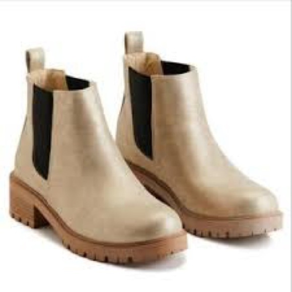Women’s Seven7 Tan Metallic Pull On Chelsea Boots Size 10 US! - Picture 1 of 10